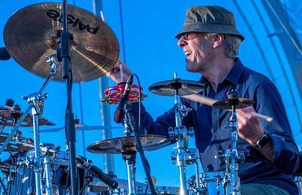 Der Schlagzeuger und Komponist Stewart Copeland spielt mit der Mecklenburgischen Staatskapelle bei der Generalprobe auf der Open Air Bühne in Schwerins Schlossgarten.