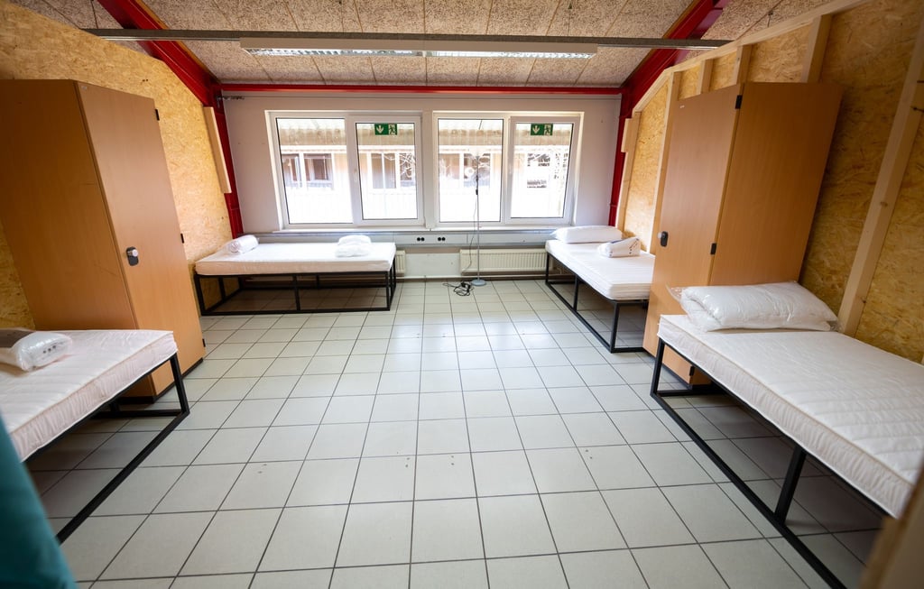 Ein als Raum abgetrennter Bereich mit vier Betten ist in einer Flüchtlingsunterkunft zu sehen.