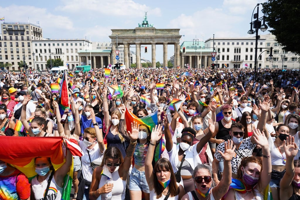 Tausende Menschen nehmen 2021 an der Parade des Christopher Street Day (CSD) teil - im Hintergrund das Brandenburger Tor.