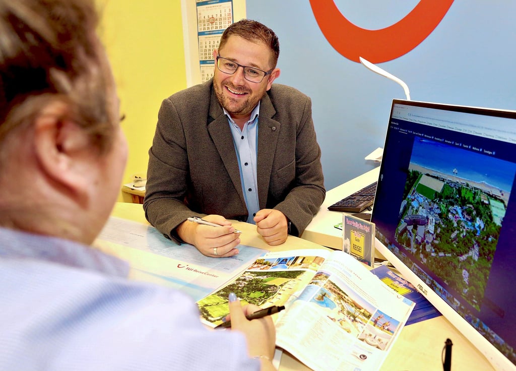 Tobias Mietzsch vom Reisebüro Graßhoff im Gespräch mit einem Kunden.