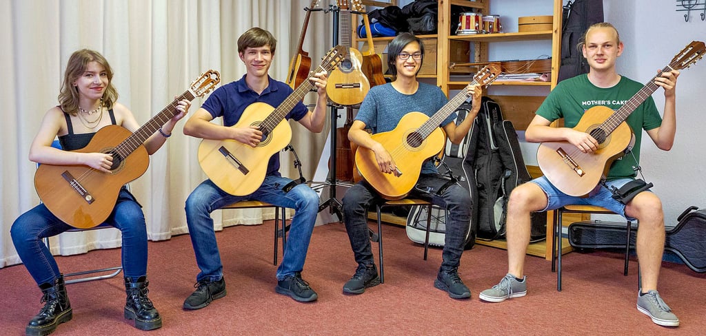 Das Gitarren-Quartett der Zeitzer Musikschule Klangkiste nahm sehr erfolgreich am Bundeswettbewerb „Jugend musiziert“ in Oldenburg teil. Lara Celine Schenk (von links), Dominik Brummer, Huy Hung Nguyen und Elias Eifrig spielen seit Jahren zusammen.