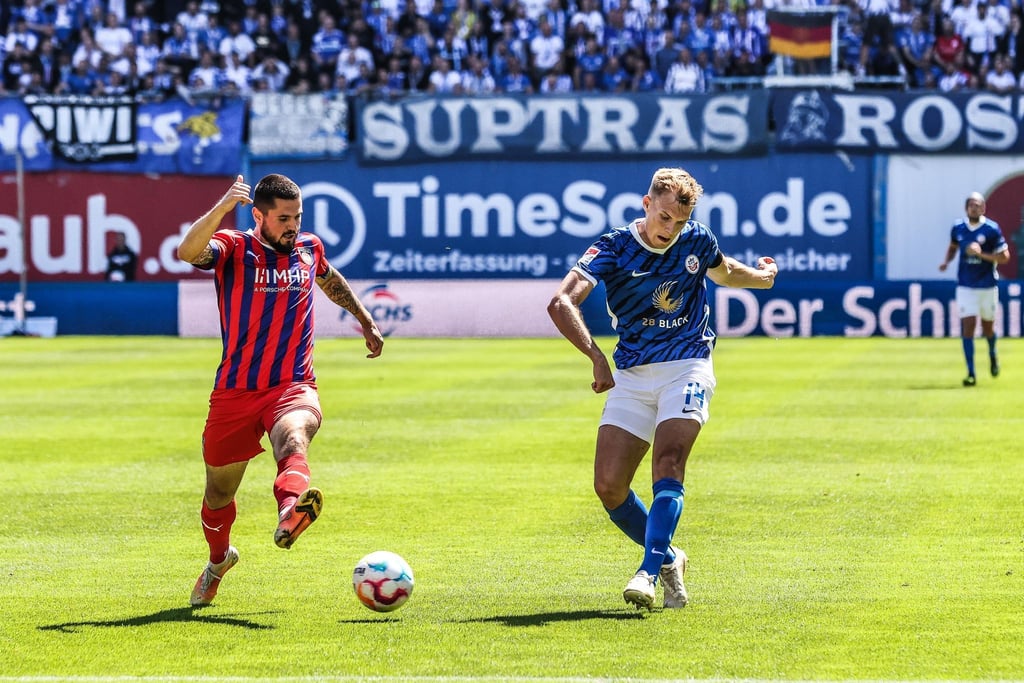Svante Ingelsson (r) hatte mit Rostock gegen Marnon Busch und den 1. FC Heidenheim das Nachsehen.