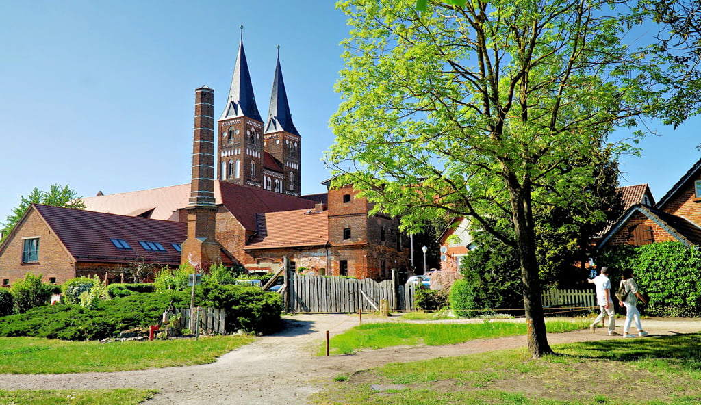 Die Klosteranlage Jerichow gilt als die Wiege der Backsteinkunst östlich der Elbe. Demnächst werden wieder Vorführungen zur Ziegelherstellung angeboten.