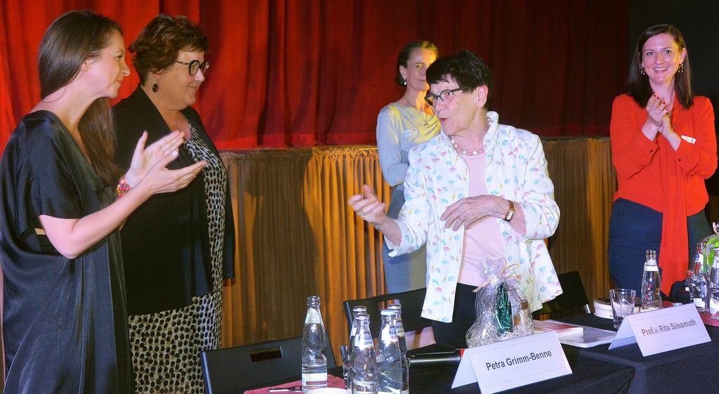 Applaus für Rita Süßmuth nach den Gesprächen im Burg-Theater. Die Politikerin sprach eine gute halbe Stunde zu Fragen der Gleichstellung.