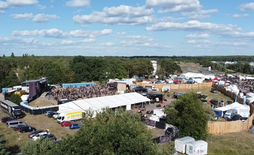 Tausende Biker sind zum Motorradtreffen auf dem früheren Militärflugplatz Altes Lager gekommen.