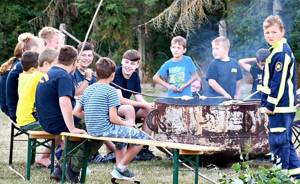 Zu einem Zeltlager gehört nicht nur das Lagerfeuer, sondern auch leckeres Stockbrot.