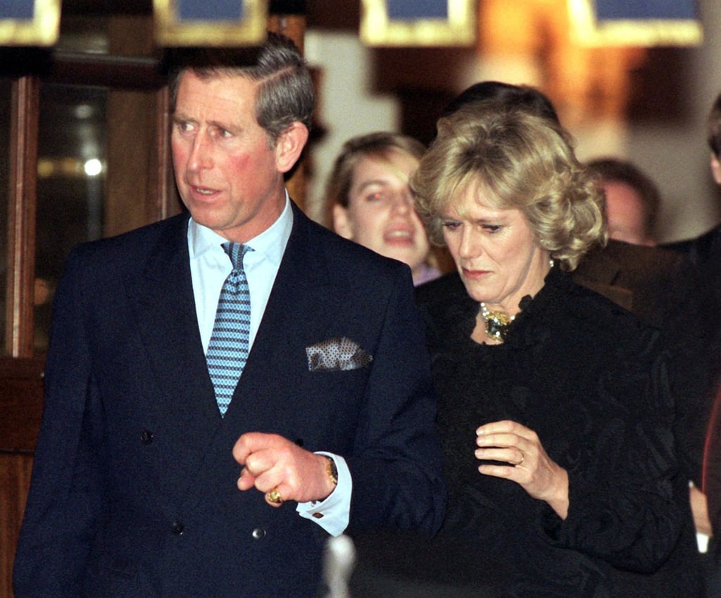Charles und Camilla verlassen im Blitzlichtgewitter das Ritz Hotel in London (1999).