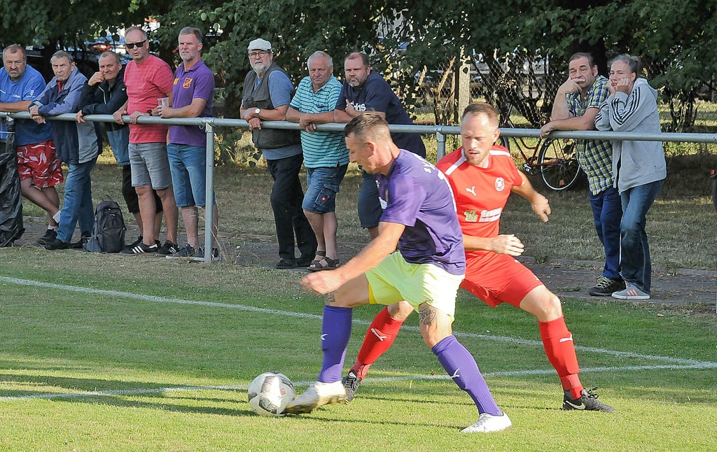Sebastian Horner (links), hier im Duell mit Eike Köhler, war ein ständiger Unruheherd für die Alslebener Abwehr. Plötzkaus Zehner bereitete beide Treffer zum 2:0-Sieg vor.