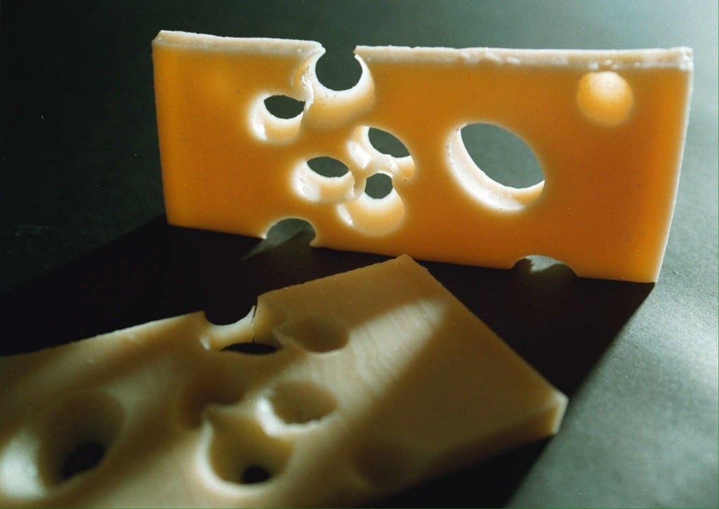 Ein mutmaßlicher Dieb hat von einem Handwerkermarkt in Sachsen Käse im Wert von rund 2000 Euro gestohlen.