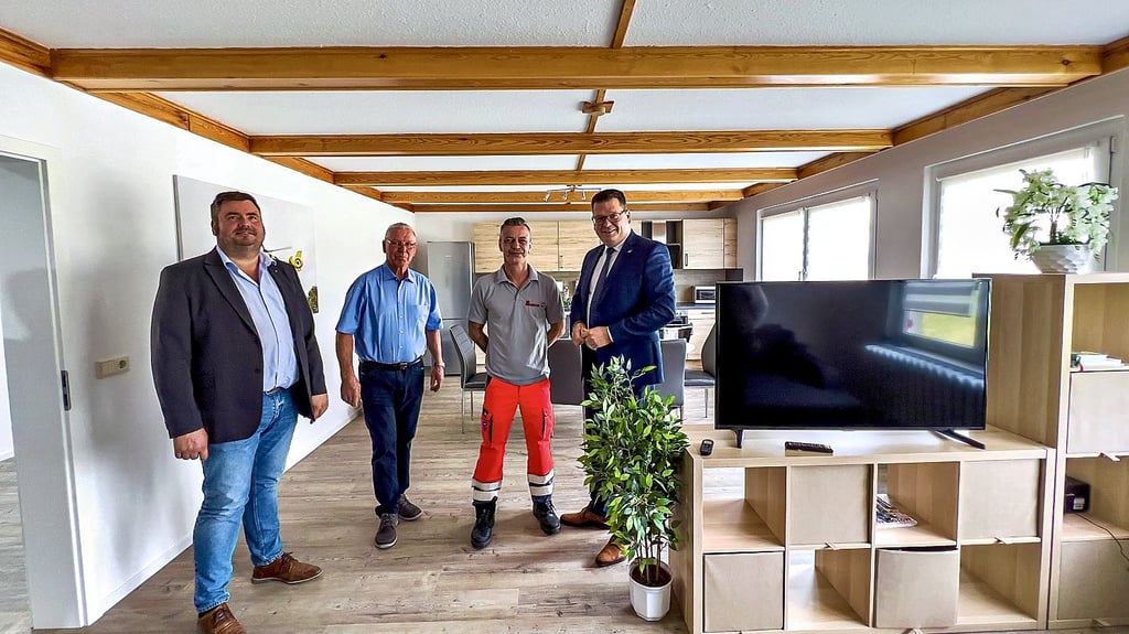 Das Herzstück der Rettungswache: ein Aufenthaltsraum mit Fernseher und Küchenzeile. Klaus Hagendorf (Mitte) hat keine Kosten und Mühen gescheut.