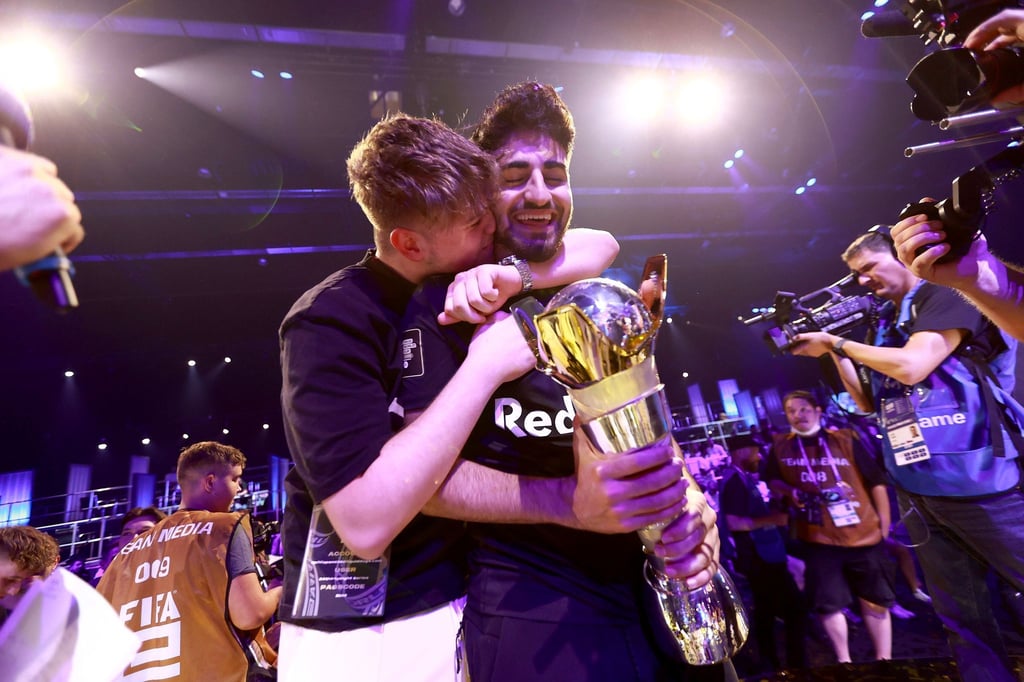 Der deutsche FIFA-Profi Umut (r) ist am Ziel seiner Träume und darf mit der WM-Trophäe in Kopenhagen jubeln.