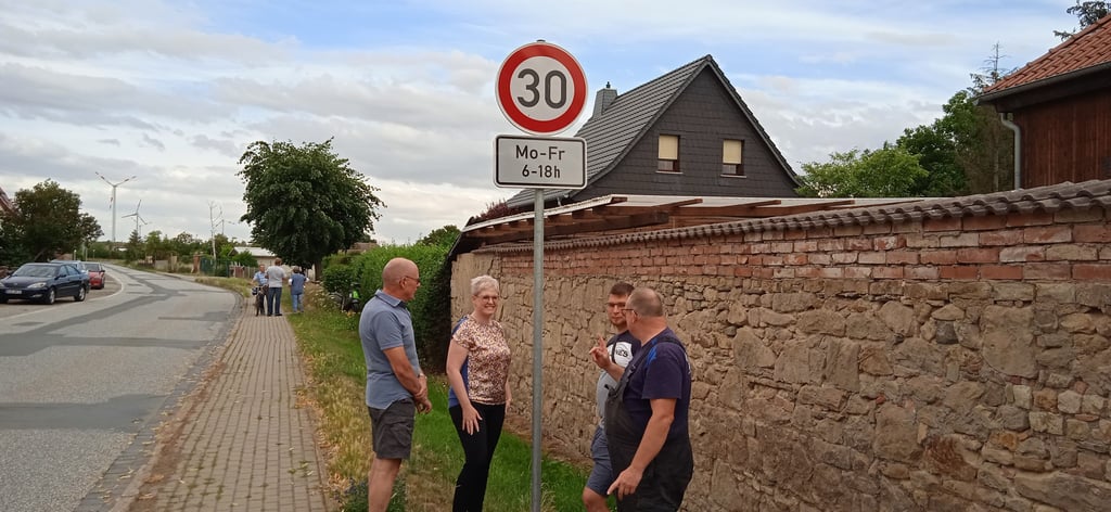 Bewohner der Straße "Siedlung" in Reinstedt machen auf das Tempo-30-Schild aufmerksam: Autofahrer würden sich oft nicht daran halten.