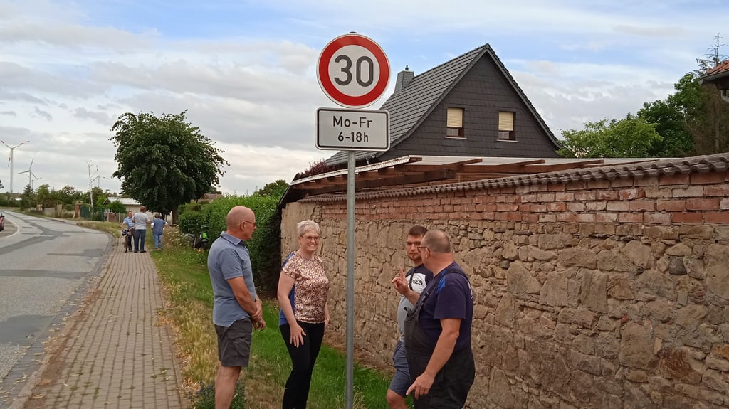 Bewohner der Straße "Siedlung" in Reinstedt machen auf das Tempo-30-Schild aufmerksam: Autofahrer würden sich oft nicht daran halten.