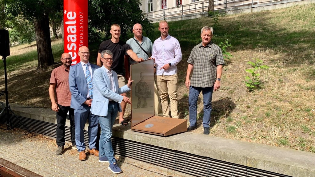 Bei der Erweiterung des Parks der Olympiasiege dabei (von links): Ingo Michalak (Hauptgeschäftsführer SV Halle), Jürgen Fox (Sparkassenchef), Bürgermeister Egbert Geier, Thorsten Margis, Erfolgstrainer Wolfgang Kühne, Alexander Schüller und Hardy Gnewuch, Chef es Olympiastützpunkts Halle.