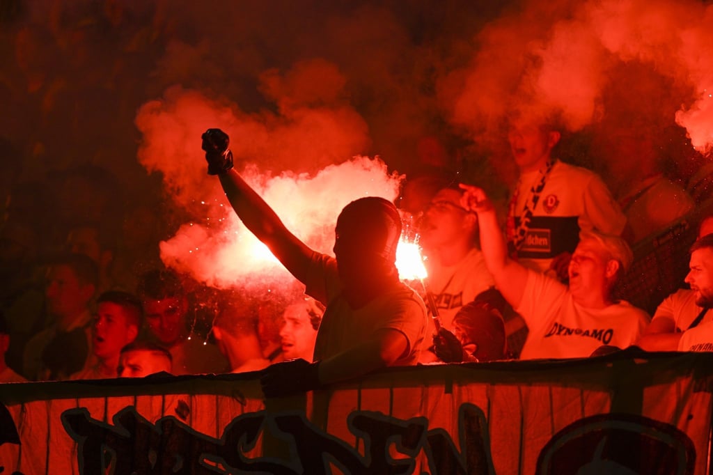 Fans von Dynamo Dresden hatten mehrfach Pyrotechnik gezündet.