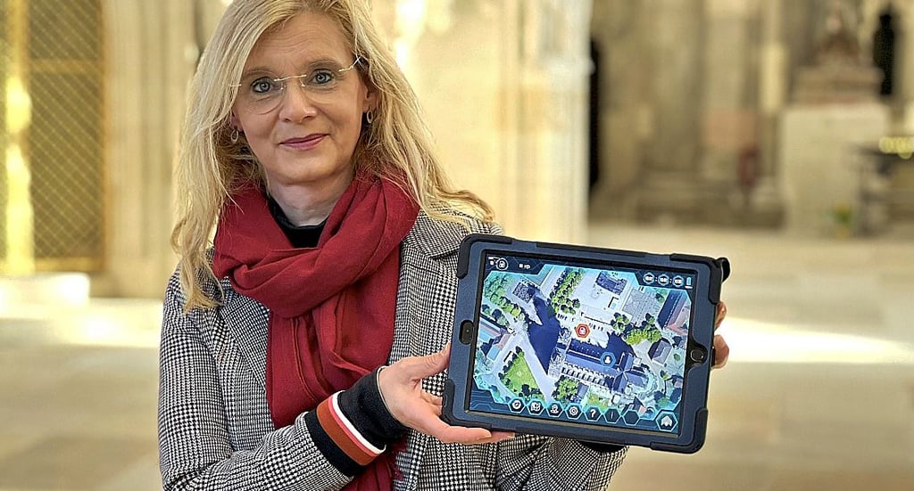 Die Magdeburgerin Heike Bodemann-Schenk mit dem Tablet.