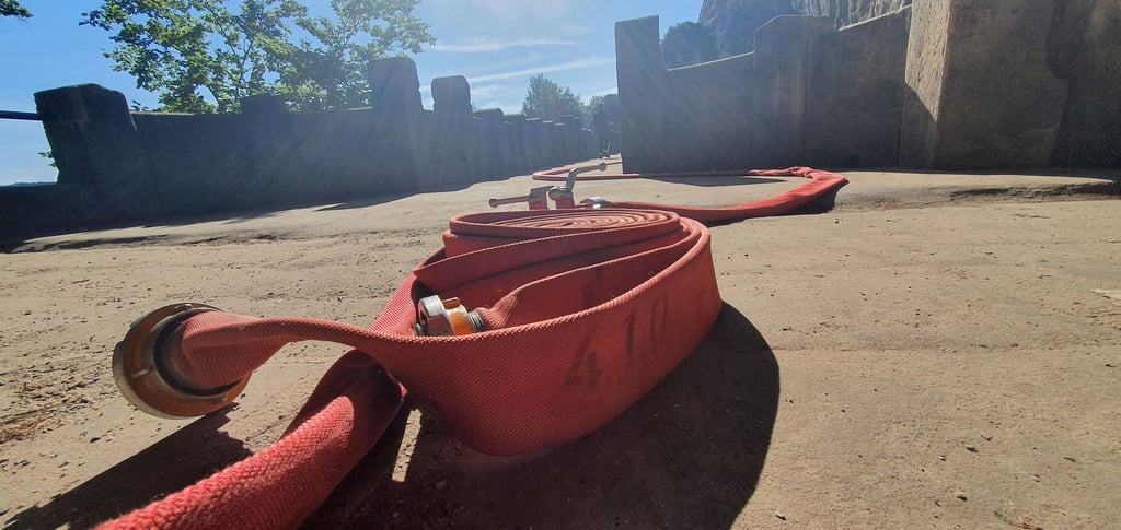 Ein Löschschlauch der Feuerwehr liegt auf der Bastei. Unterhalb der berühmten Bastei in der Sächsischen Schweiz ist in der Nacht zum 18.07.2022 ein Waldbrand ausgebrochen.