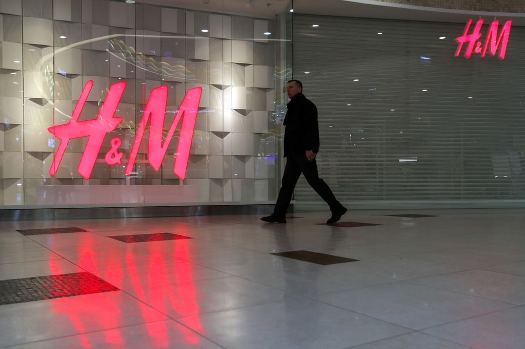 Ein geschlossenes H&M-Geschäft in einem Einkaufszentrum in St. Petersburg.