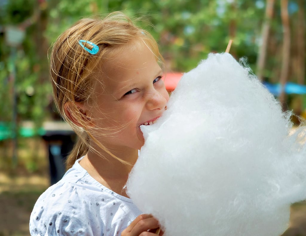 Was wäre ein Sommerfest ohne Leckereien? Miri beißt begierig in flauschige Zuckerwatte. „Richtig lecker“, feut sie sich. Neben Naschereien gab es noch viel mehr zu entdecken: Bungeetrampolin, Bobbycars, Malstraße - und natürlich Badespaß im Plattensee.