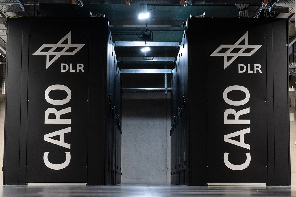 Blick auf den Supercomputer CARO des Deutschen Zentrums für Luft- und Raumfahrt (DLR). Das Computersystem soll unter anderem für die numerische Simulation künftiger Flugzeuge oder Windkraftanlagen eingesetzt werden.