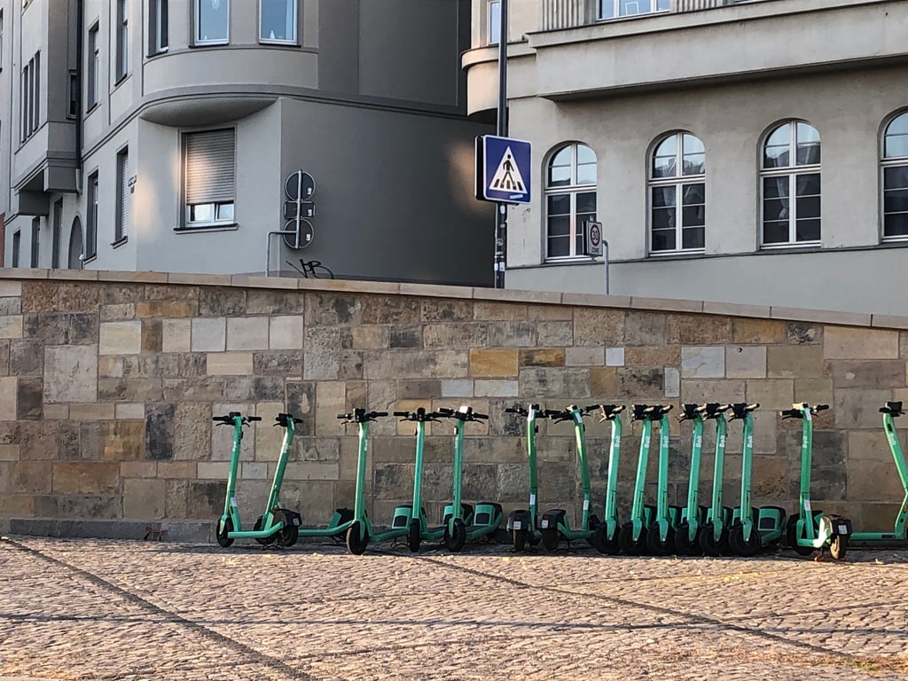E-Scooter der Firma „Bolt“ stehen am Straßenrand des Joliot-Curie-Platzes. Seit 1. Juli dürfen sie nur noch an festgelegten Orten parken.