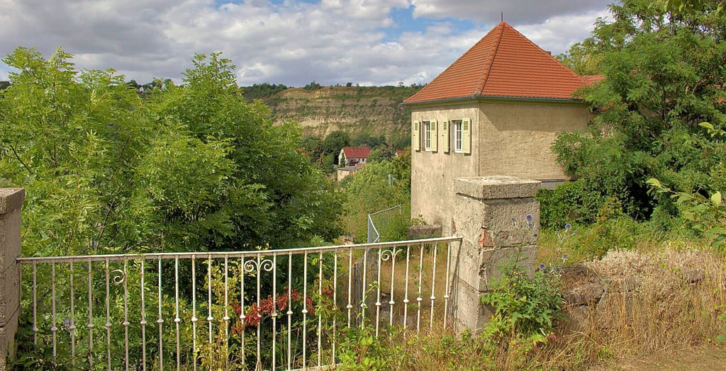 Blick von der Westterrasse des Wohngebäudes Schultze-Naumburgs ins Saaletal.