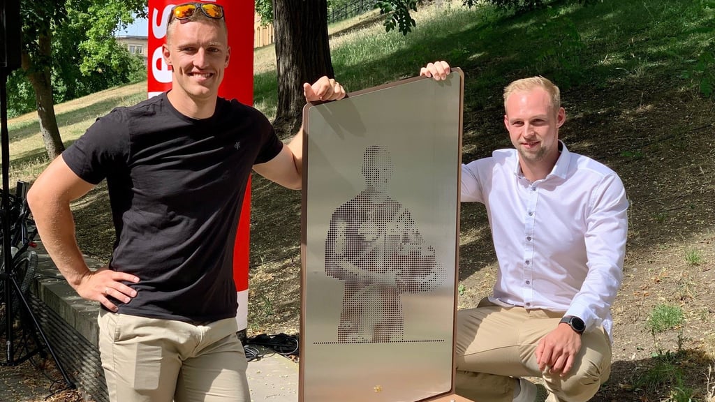 Alexander Schüller (rechts) und Thorsten Margis haben bei den Olympischen Winterspielen in Peking drei Goldmedaillen nach halle geholt. Schüller bekam dafür seine Stele im Park der Olympiasiege am Hansering. Margis ist dort bereits seit 2018 verewigt.