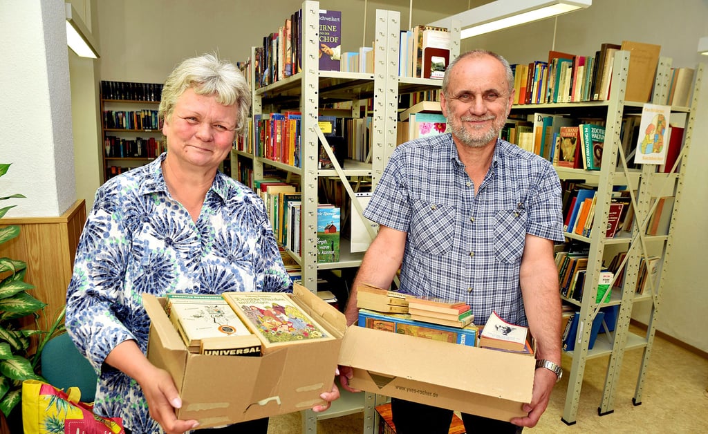 Martina und Mario Rietz holen in der Barbyer Stadtbibliothek im Stadtgraben aussortierte DDR-Bücher ab. Das Lehrerehepaar engagiert sich für Peter Sodanns Büchersammlung, von der ein Teil in einer Buckauer Lagerhalle aufbewahrt wird.