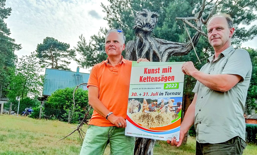 Udo Reiss (links) und Axel Mitzka stellen das 21. „Kunst mit Kettensägen“-Fest in Tornau vor. Das findet am 30. und 31. Juli statt.