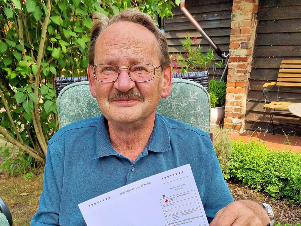 Dipl.-Med. Peter Reichel aus dem Ortsteil Toppel ist seit gut drei Monaten als Teamarzt bei Blutspenden im Einsatz. Hier zeigt er das Formular für jeden Spendenwilligen, auf dem er sein Okay für die Blutenrnahme geben muss.