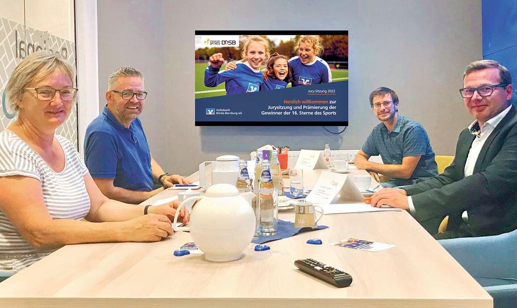 Die Jury des Wettbewerbs „Sterne des Sports“ traf sich in der Vorwoche zur Bewertung der elf Bewerbungen: Bernburgs Oberbürgermeisterin Silvia Ristow (von links), MZ-Chefreporter Torsten Adam, stellvertretender Salzland-Kreissportbund-Geschäftsführer Markus Becker und Volksbank-Prokurist Dennis Schulze. Auf dem Foto fehlen Volksbank-Marketingleiterin Anne-Maria Wende und Klaus Renner, Präsident des Kreissportbundes Börde.