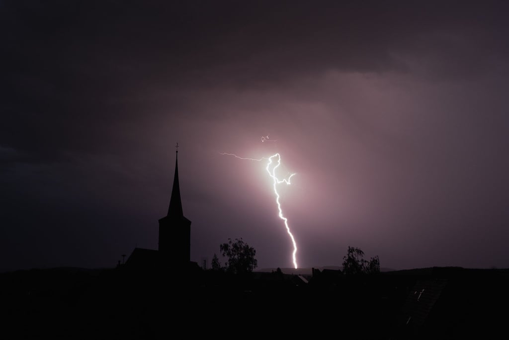 Blitze entladen sich aus einer Gewitterwolke.
