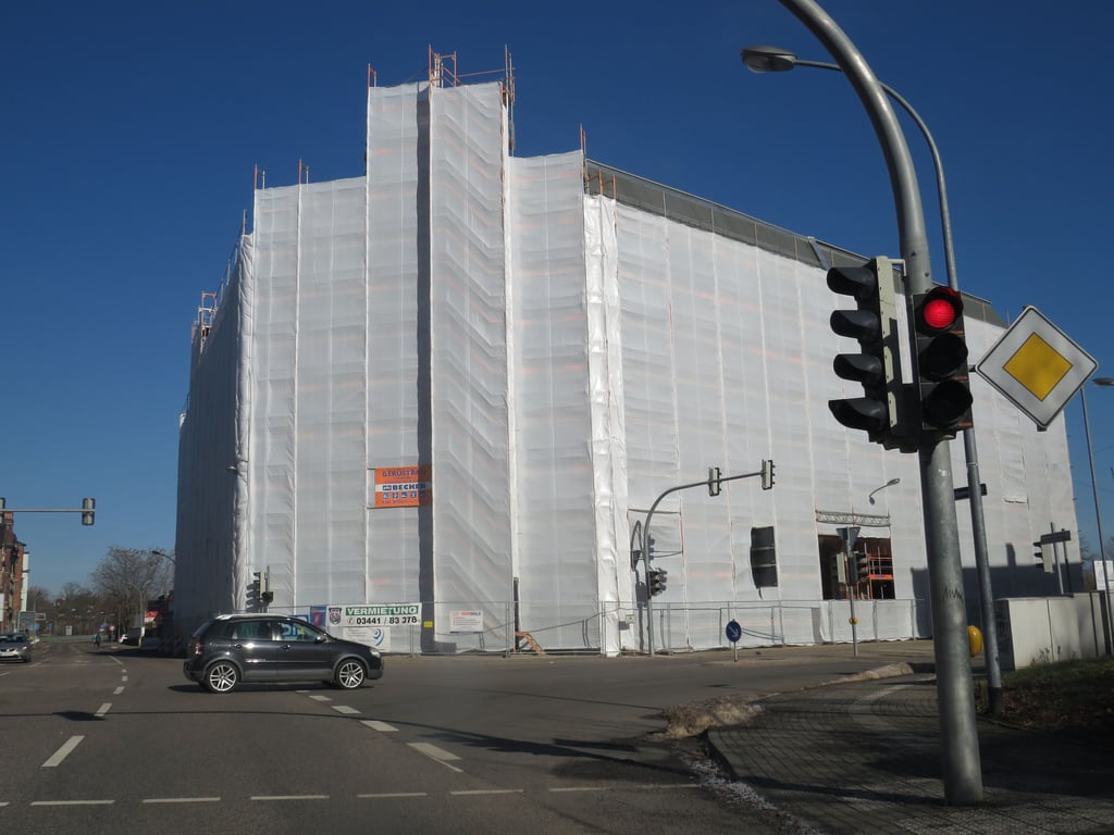 Die Fassade des „Zekiwa-Altwerkes“ vermittelt Industriearchitektur des renommierten Architektenbüros „Händel & Franke“ aus Leipzig, unter deren Leitung das Gebäude 1908 für die Firma E.A. Naether erbaut wurde. Nach der jetzt laufenden Sanierung zieht hier das Stadtarchiv Zeitz ein.