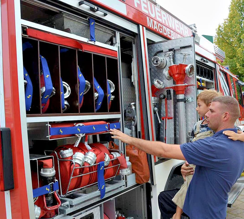 Wie hier bei einem früheren Sommerfest wird auch die Olvenstedter Feuerwehr wieder mit dabeisein beim Magdeburger Stadtteilfest.