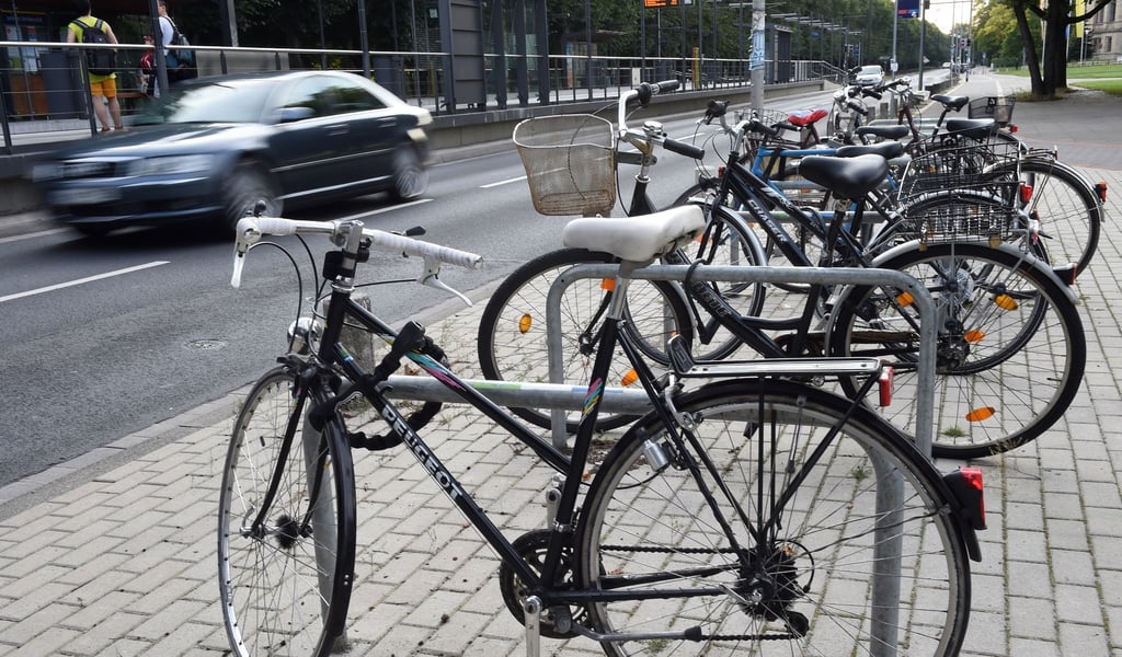 Angeschlossene Fahrräder stehen in Hannover.