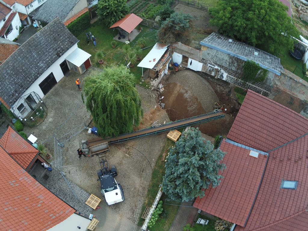 Erdfall in Riethnordhausen: Inzwischen wurden die Hohlräume des Erdfalls verfüllt.
