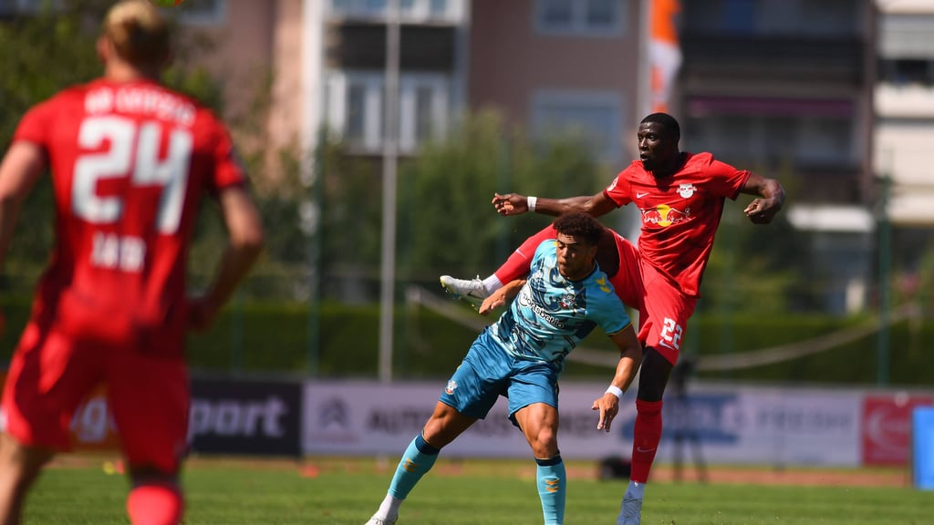 Nordi Mukiele (r.) beim Testspiel von RB Leipzig gegen den FC Southampton.