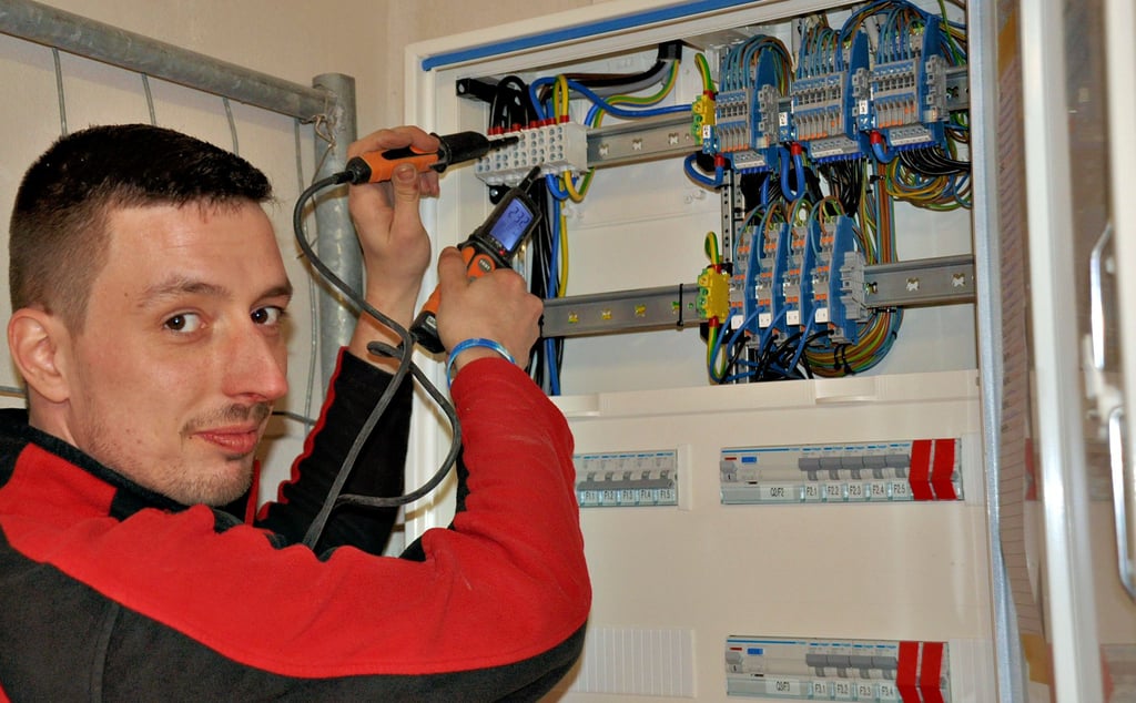 Kay Laßmann aus Mageburg ist frisch ausgebildeter Elektriker. Er hatte erst eine andere Ausbildung angefangen, bevor er sich für das Handwerk entschied und mit guten Ergebnissen die Lehre beendete.