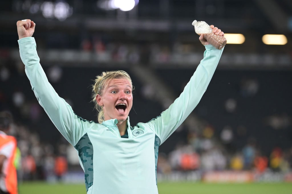 Alexandra Popp jubelt nach dem gewonnenen Spiel gegen Finnland.