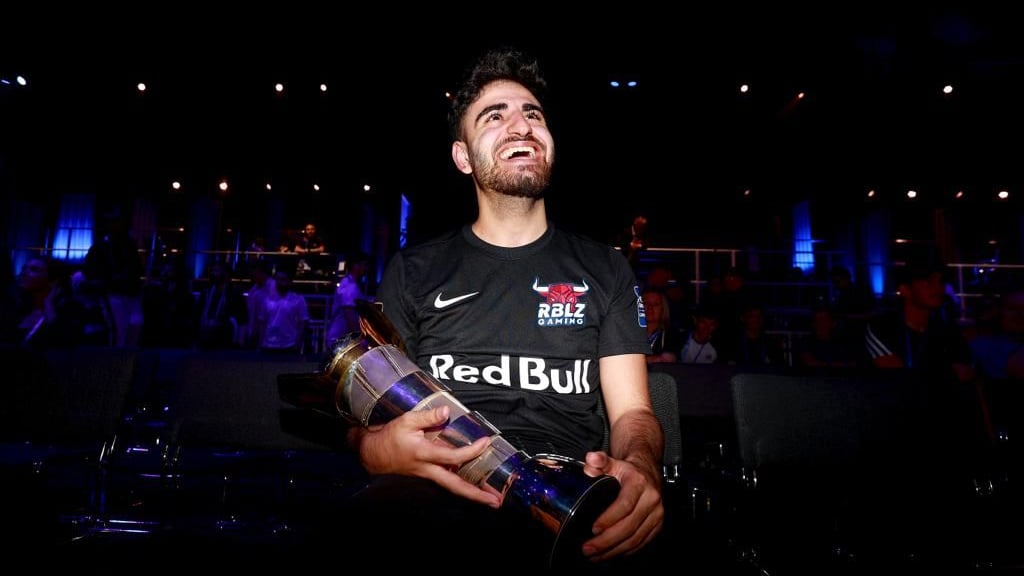Umut Gültekin mit dem WM-Pokal.