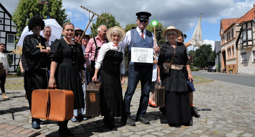 Schaffner Wilfried Voigt ist wachsam, dass die Reisenden auf dem Bahnhof Clüden den Anschluss zum großen Festumzug nicht verpassen. Bewohner des Heidedorfes sind anlässlich des 550. Geburtstages ihres Ortes in historische Gewänder geschlüpft und reisen durch die Zeit.