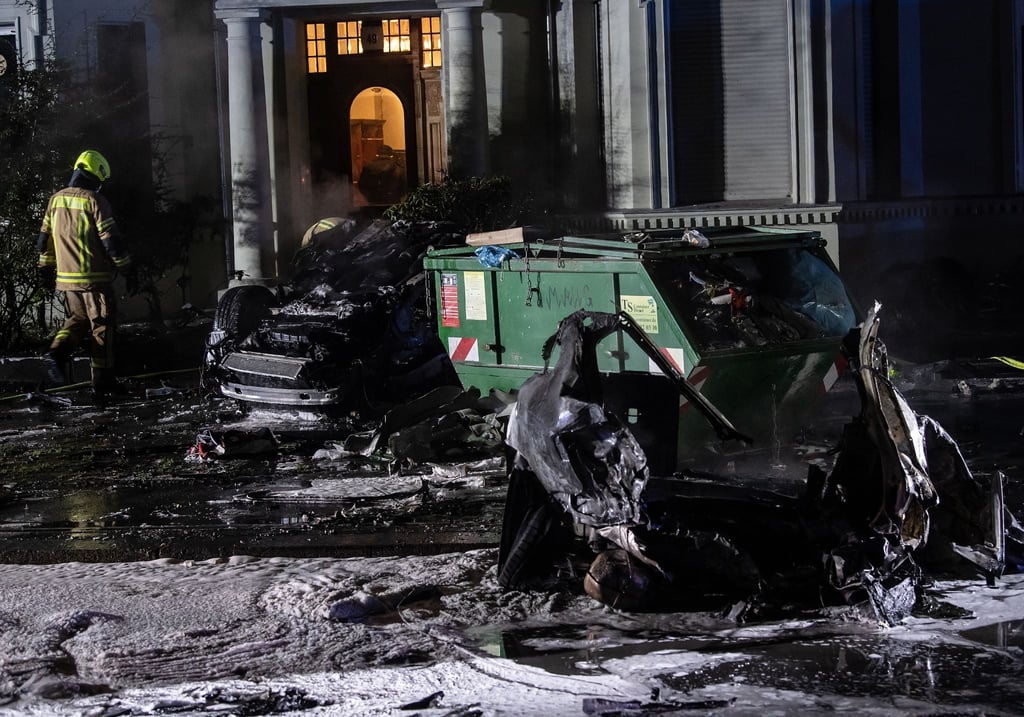 Ausgebrannte Autowracks liegen nach einem Horror-Crash am Treptower Park.