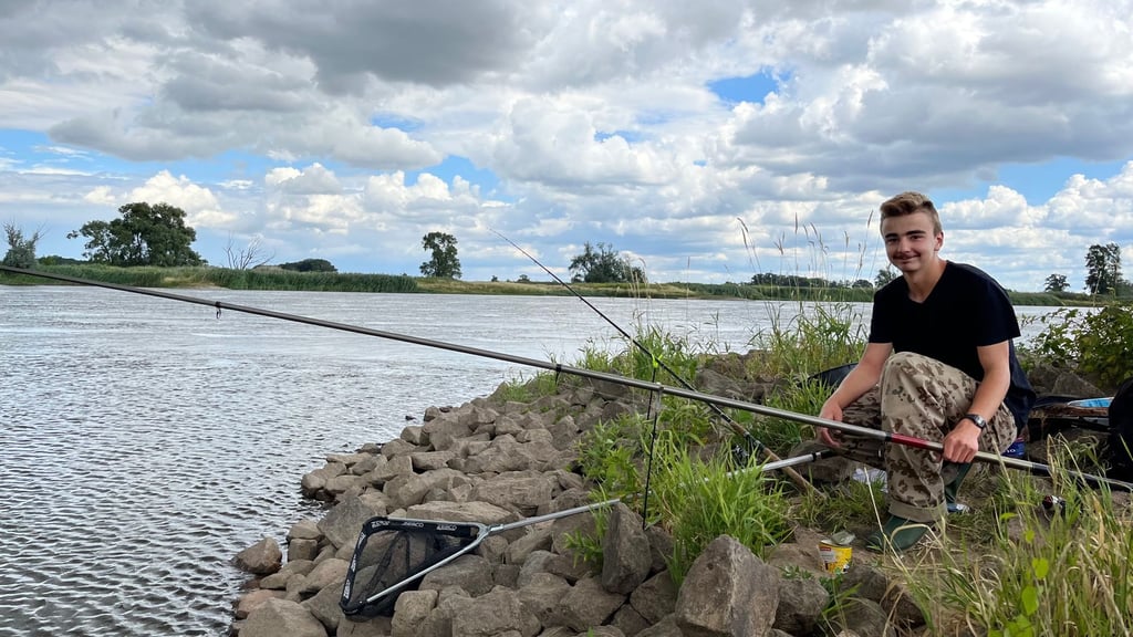 Michael Bauer angelt gern an der Elbe – allein oder mit Freunden fühlt er sich hier wohl und verbringt viel Zeit in der Natur.