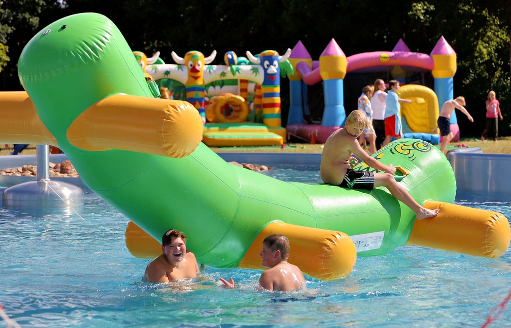 Im Freibad Albertine Harzgerode in Harzgerode lockt das kühle Wasser. Doch bei hohen Temperaturen ist auch hier Vorsicht geboten.