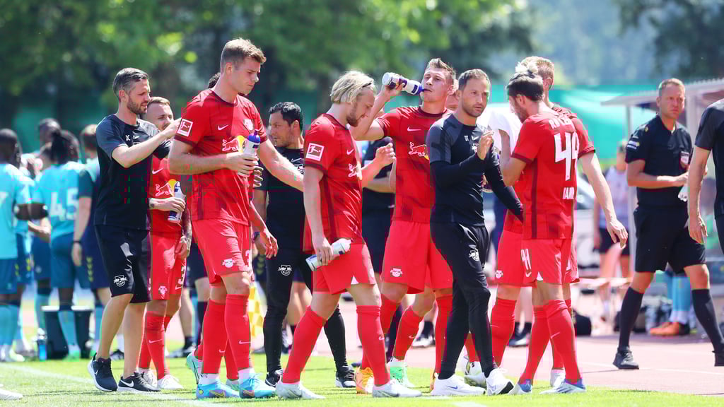 Was geht für RB-Coach Tedesco (4.v.r.) und seinen Kader in dieser Saison?