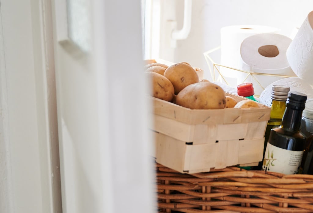 Zwiebeln sollten nicht mit im Kartoffelkörbchen gelagert werden. Sie ziehen die Feuchtigkeit aus den Knollen und können faulen.
