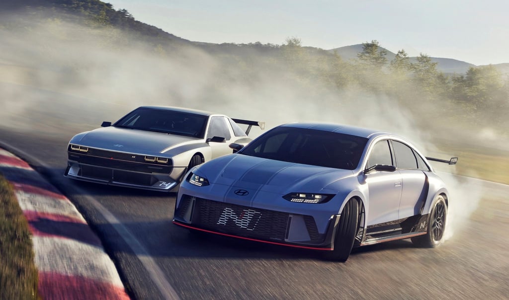 Elektrische Quertreiber: So dynamisch inszeniert Hyundai die beiden Konzeptautos RN22e (rechts) und N Vision 74.