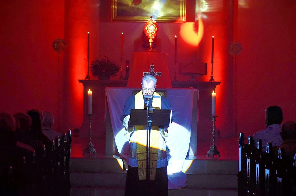 Pfarrer Armin Kensbock liest in der Katholischen Kirche St. Maria.