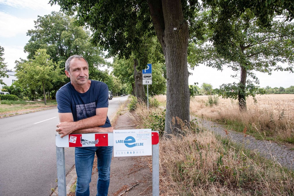 Nicht nur der ungepflegte Zustand des Parkplatzes am Kornhaus hat Anwohner Bodo Pieczonkowski in den letzten Wochen geärgert, auch der Zustand des ehemaligen Radwegs in der Elballee. Der ist völlig verwildert. „Was sollen Gäste von Dessau denken“, fragt er auch angesichts der Fernbushaltestelle.