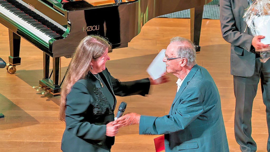 Im großen Ludowingersaal hat Kreismusikschulleiterin Peggy Bitterolf Heinz Habich jetzt mit 80 Jahren als Lehrkraft von der Musikschule verabschiedet.